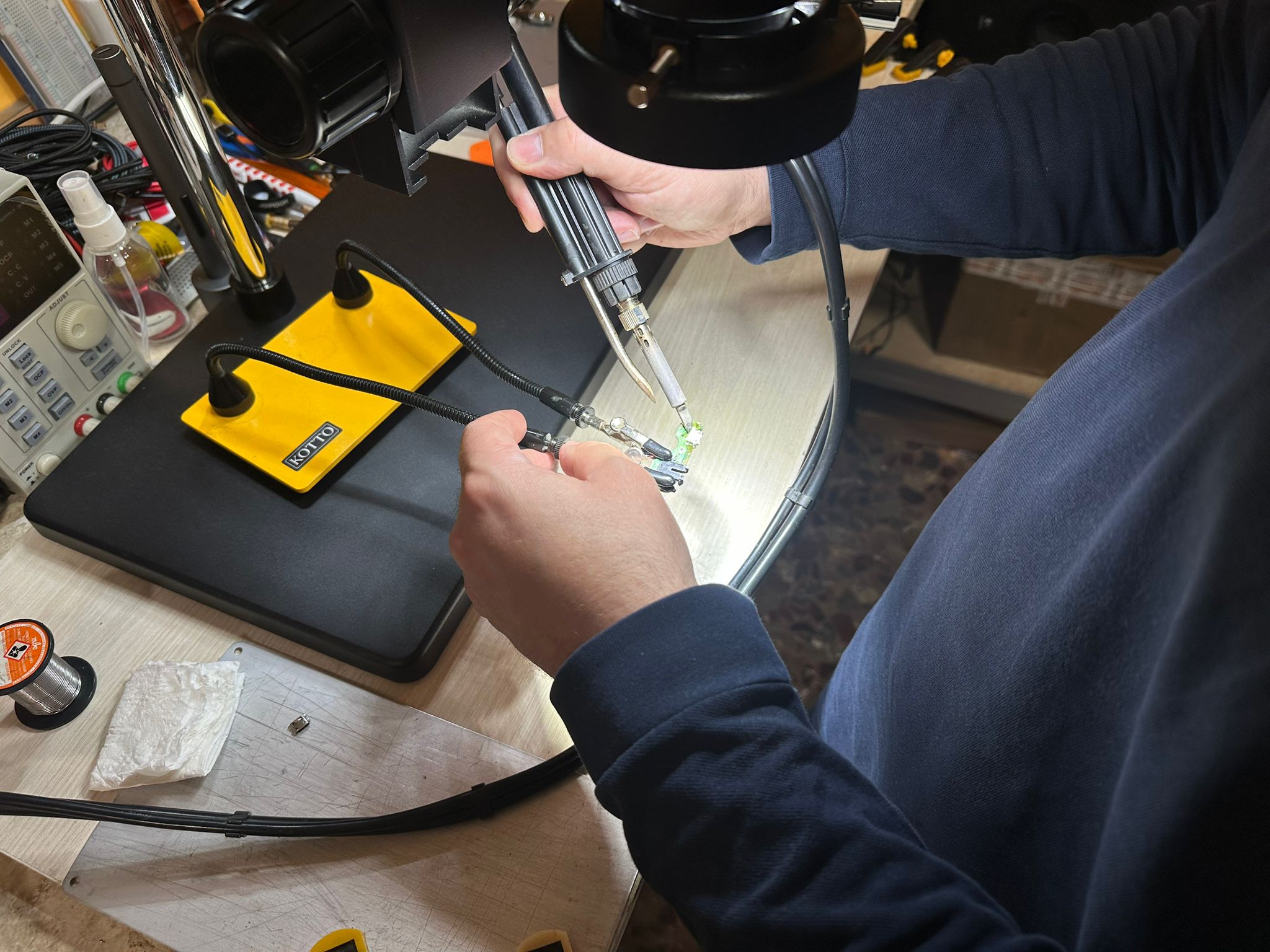 Manos trabajando en microscopio